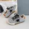 Tênis casuais infantis 2026 com estampa de estrelas, sola macia, antiderrapante, com lantejoulas, moderno, fashion, respirável, calçados esportivos para meninos e meninas