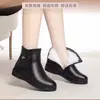 Zapatos de Invierno para Mamá Zapatos de Algodón Mujer 2026 Forrados de Terciopelo Suela Plana Botines Cortos Botas de Nieve para Mujeres de Mediana Edad y Mayores Zapatos Engrosados para Abuela