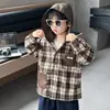 Camisa Xadrez Masculina para Primavera e Outono com Bolsos de Couro Estilo Coreano Camisa Casual Legal e Estilosa Infantil Top Versátil para Bebê