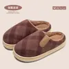 Chinelos de algodão xadrez, novo estilo inverno 2026, antiderrapantes, com sola grossa, forrados com fleece, quentes, unissex, com sola macia, chinelos de pelúcia para uso doméstico