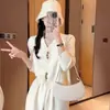 Cardigã Tricotado de Cor Sólida com Decote V para Mulheres no Outono e Inverno Novo Estilo Fashionável Jaqueta Suéter Curta com Botão de Coração Top