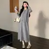 Novo conjunto de tricô outono e inverno para gestantes: um conjunto de duas peças com um cardigã floral tridimensional, um colete e um vestido longo, com decote redondo e botões de fileira única para usar como peça externa