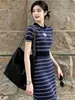 Vestido de malha fina listrado de manga curta vestido de verão com acinturamento em A vestido de comprimento médio retrô francês