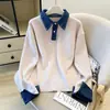 Suéter de punto suave y acogedor para mujer, con diseño falso de dos piezas, patchwork de mezclilla, cuello polo, bloques de color, moda otoño A13998