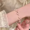 Pulsera de cuentas de trébol de cristal blanco y cristal rosa, sensación de lujo ligero y alta gama, dulce y simple, pulsera de nicho y versátil
