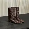 Botas europeas para mujer 2026 otoño/invierno moda cuero plisado puntera cuadrada slip-on tacón de gatito altura media botas versátiles y cómodas