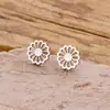 Brincos de Aço Inoxidável Europeus e Americanos com Flor Vazada Estilo Boêmio Galvanoplastia a Vácuo 18K Pregos Geométricos Simples Versáteis para Cartilagem