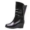 Botas nuevas de otoño e invierno para mujer hasta la pantorrilla, zapatos de algodón para mamá, botas de cuero con cuña de felpa, botas estilo Martin para mujer, botas de talla grande para mujer