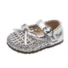 Sandalias tejidas huecas para niñas con punta cerrada, nuevo estilo de verano, zapatos de princesa para niños con suela suave y moño plateado para niños pequeños