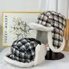 Gorra Retro de Estilo Coreano a Cuadros con Forro de Polar Lei Feng para Mujer, Gorra Cálida de Invierno con Visera Corta que Protege los Oídos, Gorra a Prueba de Viento para Ciclismo y Vuelo para Hombre
