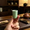 Xícara de chá celadon de Dehua, design simples de lados retos, adequada para uso individual em cerimônias de chá Gongfu, xícara única de cerâmica para uso doméstico e para receber convidados, com opção de logotipo