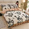 Juego de Cuatro Piezas de Terciopelo de Leche Engrosado para Invierno (4-4.5 kg) Juego de Ropa de Cama de Coral Fleece Otoño/Invierno con Faldón de Cama, Venta Directa de Fábrica, Venta al por Mayor y Dropshipping
