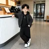 Conjunto de Roupa para Meninos Primavera e Outono, Jaqueta da Moda Estilo Coreano Infantil, Novo Modelo 2026 Conjunto de Três Peças com Moletom com Capuz e Calça Casual
