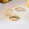 Anel Geométrico Cruzado de Luxo Europeu e Americano com Fileira de Diamantes e Zircônia Design de Banda Lisa Anel de Dedo Versátil Conjunto de Anéis para Dedo Indicador
