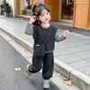Conjunto de outono para meninas 2026 novo conjunto estiloso de três peças listrado estilo coreano para meninas pequenas, conjunto infantil da moda para primavera e outono