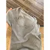 Camiseta Cinza de Gola U Estilo Americano de Ombro Manga Curta Feminina Verão Senso de Design Puro Nicho Ajustada Top Curto Garota Doce Apimentada