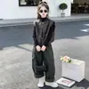Conjunto Casual Feminino Primavera e Outono 2026 Novo Estilo Coreano Moda Jaqueta de Couro Colete e Calça de Trabalho Conjunto de Três Peças Outono