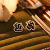 Pendientes de Botón Clásicos Versátiles con Flor de Camelia Micro-pavimentados en Oro Real Elegancia Francesa de Gama Alta Pendientes Estilo Pequeño Chanel Modernos y Energéticos