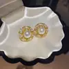 Brincos vintage estilo francês com pino de prata, flores de zircônia cúbica e pérolas, exalando um charme suave e elegante, e oferecendo um toque de luxo discreto e sofisticação.