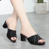 Sandalias de mamá de mediana edad para usar en exteriores verano 2022 nuevas tacón grueso para vestido chanclas de tacón alto negras
