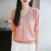 Top de punto versátil simple de manga corta para mujer con cuello en V, mezcla de seda y lana, con flores de cuentas 3D en un estilo delicado