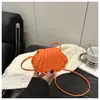Bolso Bandolera de Hombro tipo Concha, Hermoso, Moderno y Personalizado, Estampado Nuevo Estilo Primavera y Verano 2025, de Moda, Sencillo, Color Sólido y Estilo Occidental