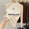 Moda Retro Veludo Alemão Outono e Inverno 2024 Novo Interno Estiloso Padrão Bordado Camisa Base Feminina Manga Longa Top Tendência