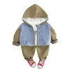 Chaqueta de Primavera y Otoño para Niños 2024 Nuevo Estilo Coreano Conjunto Casual de Tres Piezas con Capucha y Cremallera Chaqueta Fresca y Moderna para Niños Pequeños