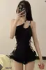Traje de baño de color sólido que estiliza la cintura, delgado y con un estilo moderno, corte unilateral, cordón ajustable y ajuste relajado para la playa