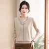 Camiseta de punto básica con cuello en V para otoño e invierno de mujeres de mediana edad y mayores, suéter elegante nuevo 2026, ropa de otoño para mamá, top que reduce la edad