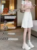 Shorts de mezclilla blancos bordados para mujer, estilo delgado de verano 2026, cuidadosamente seleccionados, corte holgado, para personas petite, pantalón de 5 puntos de longitud media estilo chino