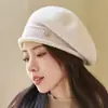 Fábrica de Boinas de Tricô de Poliéster Atacado Chapéus de Lã para Mulheres, à Prova de Frio, Versátil, Moderno, Quente, Elegante, Proteção para as Orelhas para Outono e Inverno
