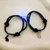 Um par de gadgets de desenho animado de fantasma do amor preto e branco pulseira para amantes corda de mão magnética luminosa de amor