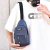 Bolsa Tiracolo Peitoral Masculina em Tecido Oxford, Leve, Cruzada no Ombro com Decoração de Etiqueta