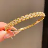 Pulseira fecho banhada a ouro 18K com zircônias cúbicas e padrão torcido, uma pulseira luxuosa e de alta qualidade, um acessório de moda transfronteiriço europeu e americano para mulheres