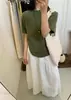 2026 Verão Nova Camiseta de Manga Curta Listrada Feminina Clareadora da Pele Retrô Verde Escuro Fluida Preguiçosa Estilo Coreano Gola Redonda