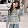 Conjunto de niña estilo coreano color crema, nueva colección otoño 2026: suéter para niños, prenda base y pantalones casuales, un conjunto de tres piezas