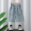 Shorts de mezclilla para niño Verano 2025 Nuevo Moderno Pantalones Capri para niños Delgados Estilo callejero Shorts de media pierna para niño pequeño