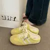 Chinelos de Verão Femininos para Exterior 2026 Novo Estilo Amarelo Tênis de Treino Alemão Meio Chinelo Sem Salto Calçados Slip-On para Mulheres