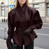 Chaqueta de cuero vintage estilo americano color burdeos para otoño/invierno para mujer, con un diseño sofisticado, mangas largas, cuello alto, un cinturón para ceñir la cintura y un efecto adelgazante.