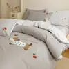 2026 Novo Modelo Conjunto de Quatro Peças Bordado em Algodão Escovado Dupla Face AB, Conjunto de Três Peças de Lençol de Cama 1,2m, Cinza Leite Cereja