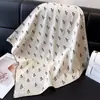 Pañuelo cuadrado pequeño floral pastoral de seda de imitación Pañuelo de seda para mujer Primavera y verano Combinación con todo Decorativo Pañuelo para la cabeza estilo coreano Verano Fotografía