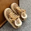 Zapatos de Lona con Estampado de Leopardo y Estrellas para Niños Moda 2026 Otoño/Invierno Nuevos Zapatos de Lona con Forro de Algodón Plus Estilo Coreano Zapatos Casuales para Niños