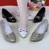 Sapatos femininos populares de sola macia, novo modelo outono 2026, versáteis e confortáveis, sapatos pequenos de couro bico fino rasos, sapatos da moda e trendy com salto grosso