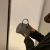Bolsa con Carcasa de Piel de Oveja 2026 Nueva de Nicho de Gama Alta para Bolos Bolso de Mano de Cuero Genuino Mini Bolso Cruzado de Hombro para Mujer