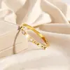 Pulseira Europeia e Americana Transfronteiriça de Aço Titânio, Pulseira Oca Dourada de Luxo Leve de Alta Qualidade com Incrustação de Concha e Diamantes para Mulheres, Pulseira de Joia para o Dia a Dia