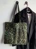 13165 Bolsa de ombro com estampa de leopardo, elegante e moderna, grande capacidade, bolsa de compras de lona da moda, atacado feminino
