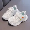 Lindas zapatillas con decoración floral para niñas, nueva colección primavera/otoño 2026, zapatillas de malla dulces y elegantes, zapatillas blancas y zapatillas chunky