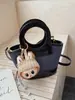 Bolso cubeta de estilo coreano, nicho, retro, bloques de color patchwork, un bolso de mano moderno y versátil que se puede llevar en la mano, como bolso de hombro o cruzado.; una bolsa pequeña tipo cesta