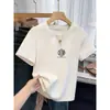 2026 Verano Más Vendido Tendencia Ins Moda de Nicho Versátil Rejuvenecedor Camiseta Blanca de Manga Corta con Hombros Rectos Top para Mujer